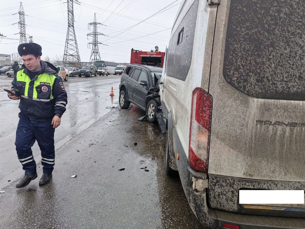 Три человека пострадали в жёсткой лобовой аварии в Череповце